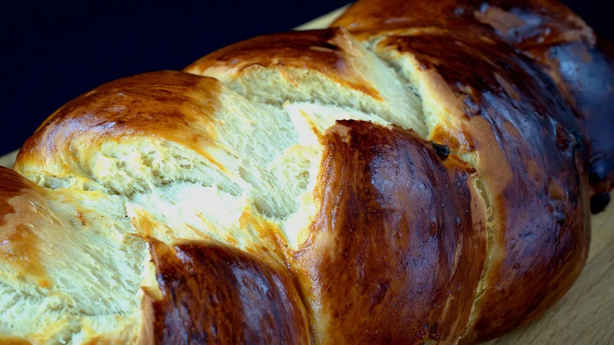 to bake, hefekranz, baked goods, cakes, yeast dough, yummy, meal, braid, food, pastries, butter braid, braided, baked, sunday braid, yeast, crispy, fresh, easter braid, raisin braid, sugar, bakery