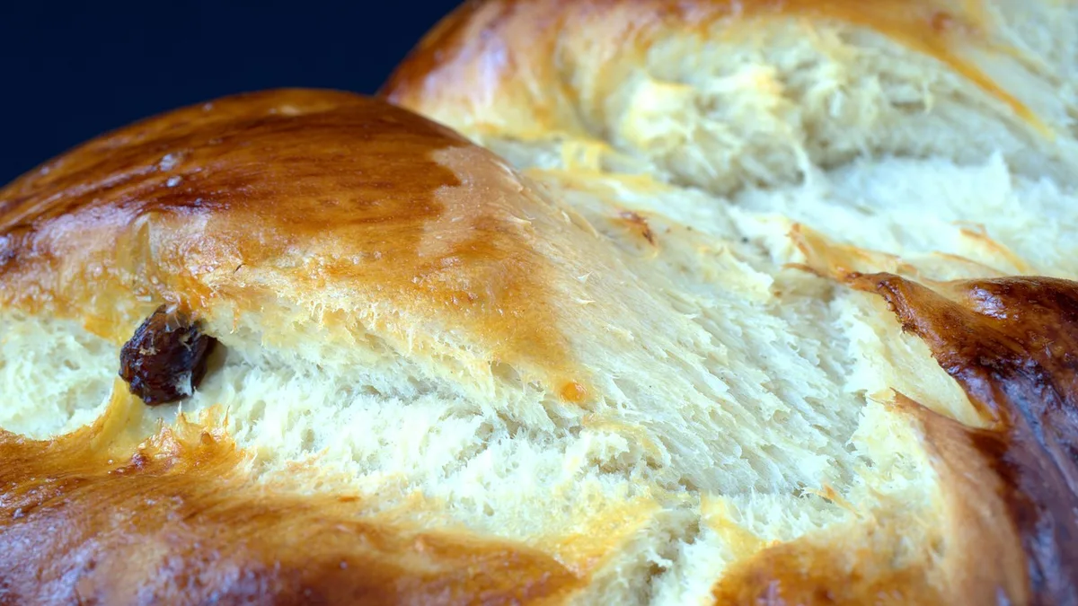 to bake, yeast, hefekranz, baked goods, cakes, yeast dough, yummy, meal, braid, food, pastries, butter braid, braided, baked, sunday braid, crispy, fresh, easter braid, raisin braid, sugar, bakery, dough